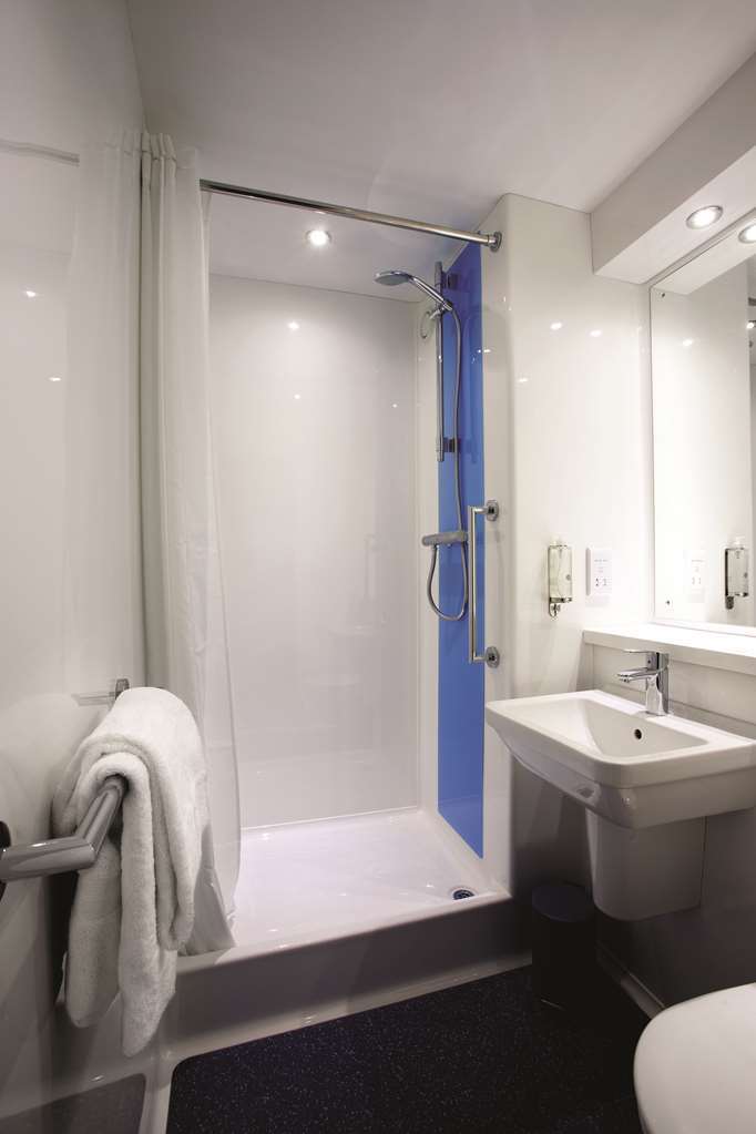 Travelodge Bath Central Номер фото
