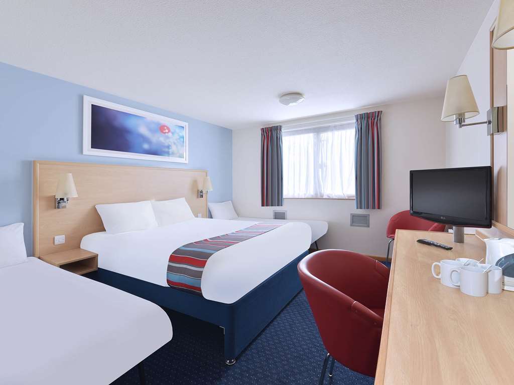 Travelodge Bath Central Номер фото